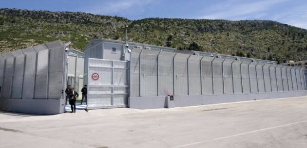 (CR) Pianeta Migranti. I viaggi in Albania sono un gioco dell’oca disumano