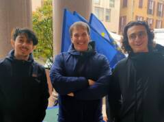 Cremona-Europa Stamane decine di persone erano al banchetto con le bandiere
