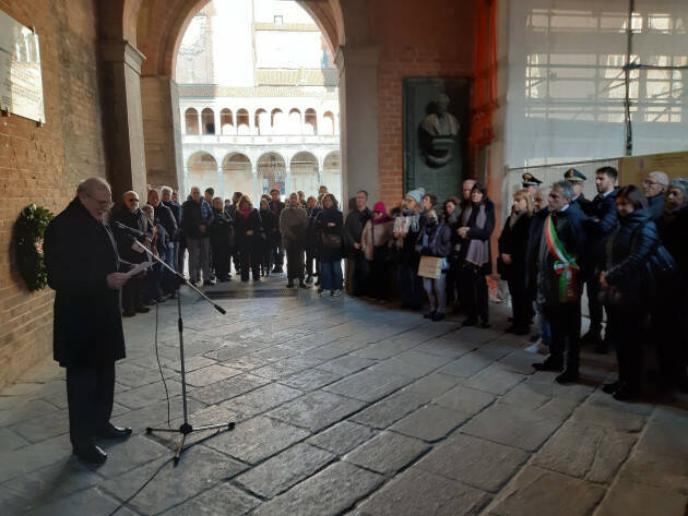 (CR) Cerimonia davanti alla targa che ricorda le vittime della pandemia