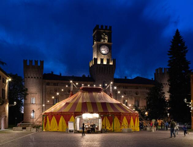 TORNA IN PIAZZA A BUSSETO Anche gli anziani vanno al  CIRCO  CONTEMPORANEO