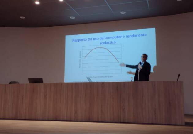 RAGAZZI E SMARTPHONE   La scuola si muove | Pietro Bacecchi