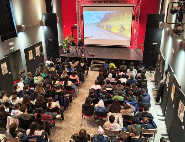 Torre de Picenardi L’atleta paralimpico Andrea Devicenzi con gli studenti scuola media