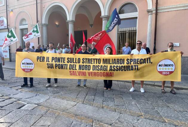 Flash Mob a Voghera,M5S al fianco dei pendolari contro chiusura Ponte Bressana