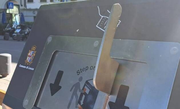 Lecco Posizionati i primi nuovi 17 'smart-bin' sul lungolago
