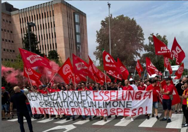 Lavoro, a Milano operai in protesta - Pizzighini (M5S): Il lavoro non si sfrutta, si rispetta!