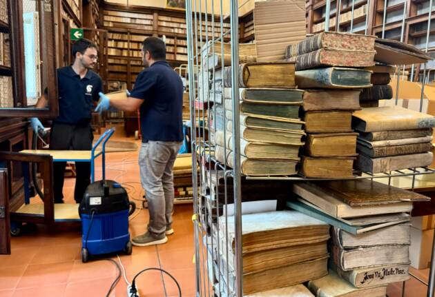 (PC) Biblioteca Passerini-Landi, al via l’intervento di depolveratura di 40mila volumi preziosi 