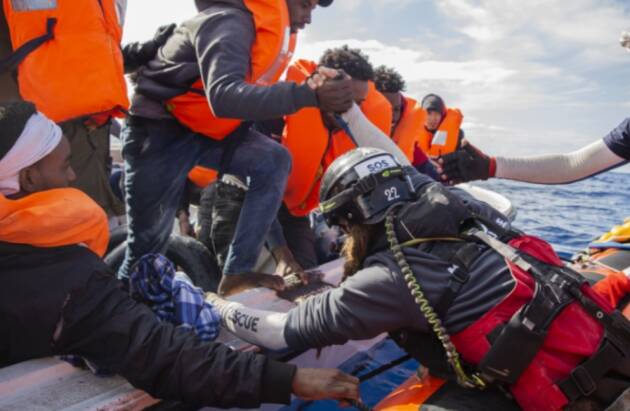 Pianeta Migranti. Persone buttate in mare e spari alle navi di soccorso 
