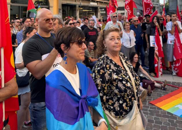 Cremona OLTRE 500 IN PIAZZA STRADIVARI PER FERMARE LA GUERRA A GAZA