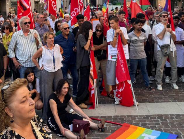 Cremona OLTRE 500 IN PIAZZA STRADIVARI PER FERMARE LA GUERRA A GAZA