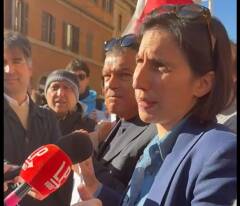Elly Schlein in piazza a Roma alla manifestazione per Palestina Free (video)