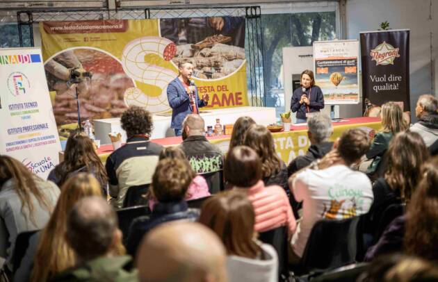 Cremona IL SALAME AL GIN CONQUISTA LA FESTA DEL SALAME