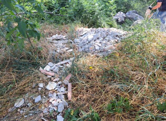 (CR) Rifiuti abbandonati in Lungo Po Europa, individuato e denunciato l’autore