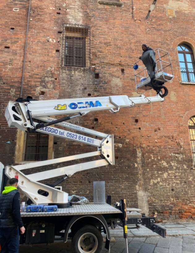 Continuano i lavori per chiudere le buche pontaie sulle facciate di Palazzo Comunale