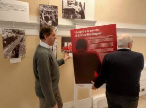 (CR) INSTALLATA MOSTRA FOTOGRAFICA SU 'ENRICO BERLINGUER' 