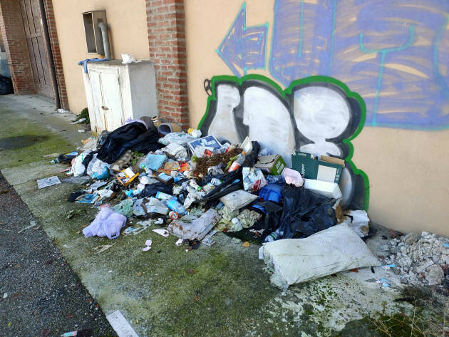 (CR) Rifiuti abbandonati in una laterale di Via dei Cipressi. I soliti incivili?