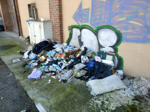 (CR) Rifiuti abbandonati in una laterale di Via dei Cipressi. I soliti incivili?