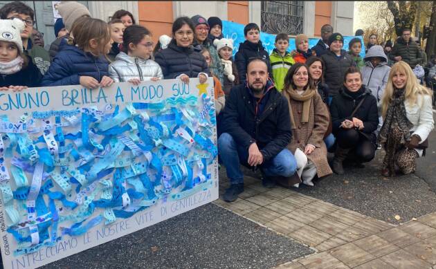 (CR) Numerosi partecipanti all’iniziativa 'Tutti in cammino per l’inclusione'
