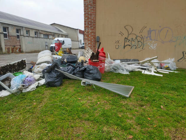 (CR) Di nuovo rifiuti abbandonati in Via dei Cipressi