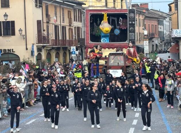 Crema 'TUTTO ESAURITO'  PER LA PRIMA SFILATA DEI CARRI ALLEGORICI DEL CARNEVALE CREMASCO