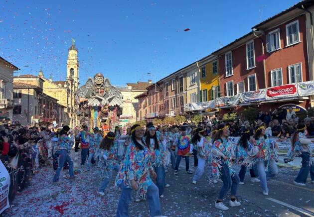 GRAN CARNEVALE CREMASCO DOMENICA 22 FEBBRAIO ULTIMA SFILATA DEI CARRI ALLEGORICI