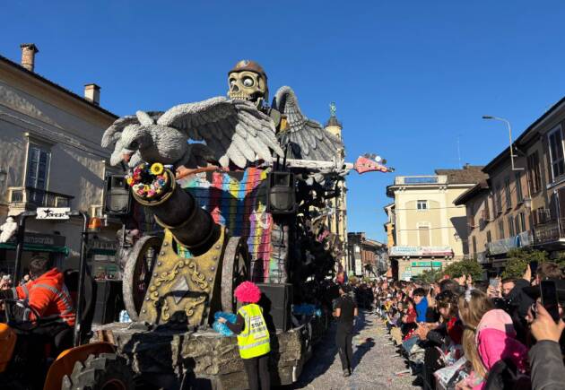 GRAN CARNEVALE CREMASCO DOMENICA 22 FEBBRAIO ULTIMA SFILATA DEI CARRI ALLEGORICI