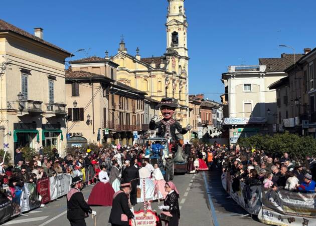 GRAN CARNEVALE CREMASCO DOMENICA 22 FEBBRAIO ULTIMA SFILATA DEI CARRI ALLEGORICI