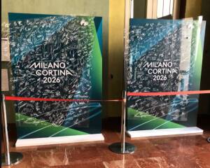 MILANO CORTINA. IL MURALE DELLA TREGUA OLIMPICA TROVA CASA ALLA PISCINA COZZI