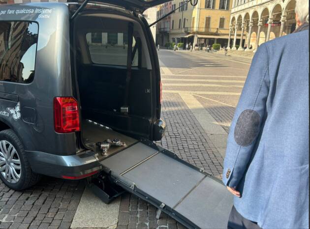 La Giorgio Conti, dona  ad Auser di un mezzo per il trasporto di minori 