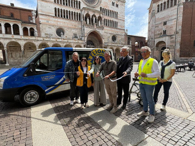 (CR) ANZIANI Un pulmino per il trasporto sociale donato a 'La Città dell’Uomo'