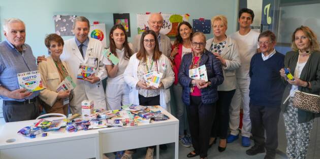 Anziani ANAP Cremona  ha consegnato  materiale didattico alla Scuola in Ospedale