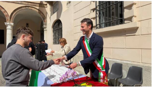 CONSEGNATA LA COSTITUZIONE A 160 NEO-DICIOTTENNI DI CREMA