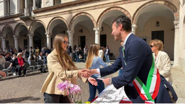 CONSEGNATA LA COSTITUZIONE A 160 NEO-DICIOTTENNI DI CREMA