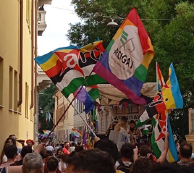 Arcigay Un fiume rainbow ha attraversato la città per la terza edizione del Cremona Pride.