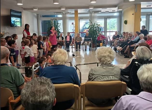 Castelleone   I BAMBINI PORTANO  MESSAGGIO DI PACE ALLA FESTA DELL'ANZIANO