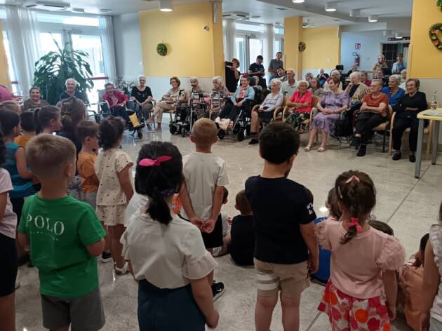 Castelleone   I BAMBINI PORTANO  MESSAGGIO DI PACE ALLA FESTA DELL'ANZIANO
