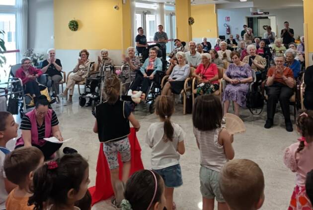 Castelleone   I BAMBINI PORTANO  MESSAGGIO DI PACE ALLA FESTA DELL'ANZIANO