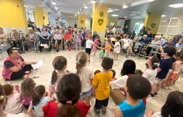 Castelleone   I BAMBINI PORTANO  MESSAGGIO DI PACE ALLA FESTA DELL'ANZIANO