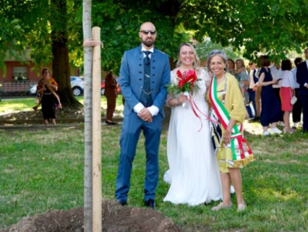 CASTELVERDE, UNA QUERCIA ROSSA PER CELEBRARE L’AMORE E IL FUTURO