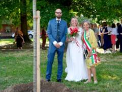 CASTELVERDE, UNA QUERCIA ROSSA PER CELEBRARE L’AMORE E IL FUTURO