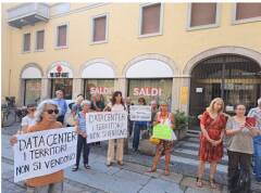 (CR) NO al data center di Pozzaglio Riuscito presidio davanti alla Prefettura