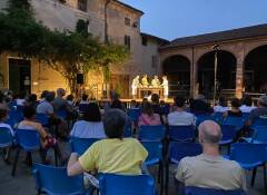 Burattini, pupazzi e attori tra terra e cielo – Il teatro che canta nella notte
