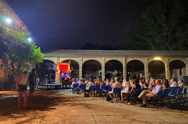 (CR) “Burattini, pupazzi e attori tra terra e cielo – Il teatro che canta nella notte”