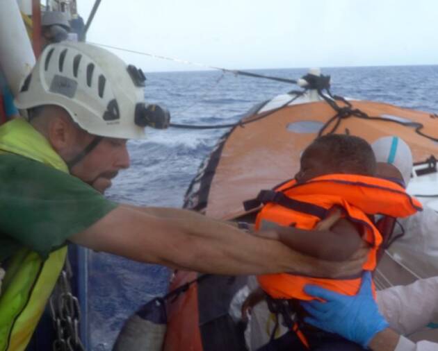 Pianeta Migranti. Fermare chi salva e finanziare chi spara ai barconi