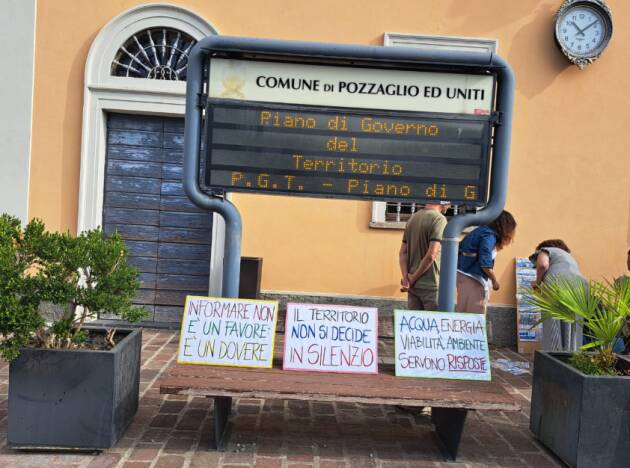 No al Data Center a Pozzaglio , in tanti davanti al comune