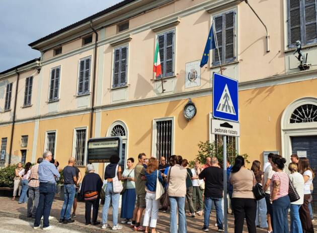 No al Data Center a Pozzaglio , in tanti davanti al comune