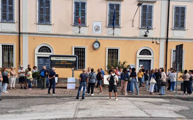 No al Data Center a Pozzaglio , in tanti davanti al comune