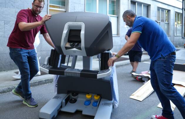 ASST DI CREMONA IL ROBOT CHIRURGICO DA VINCI È ARRIVATO A CREMONA