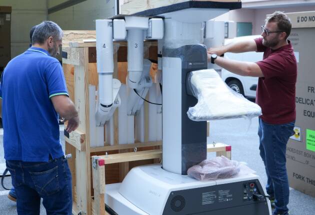 ASST DI CREMONA IL ROBOT CHIRURGICO DA VINCI È ARRIVATO A CREMONA