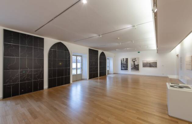 (MI) AL NOVECENTO LA MOSTRA “TOMMASO TRINI. LA TERRA VISTA DALLA LUNA”