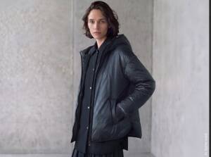 Piumini blu da donna: una tonalità profonda per affrontare l’inverno con stile